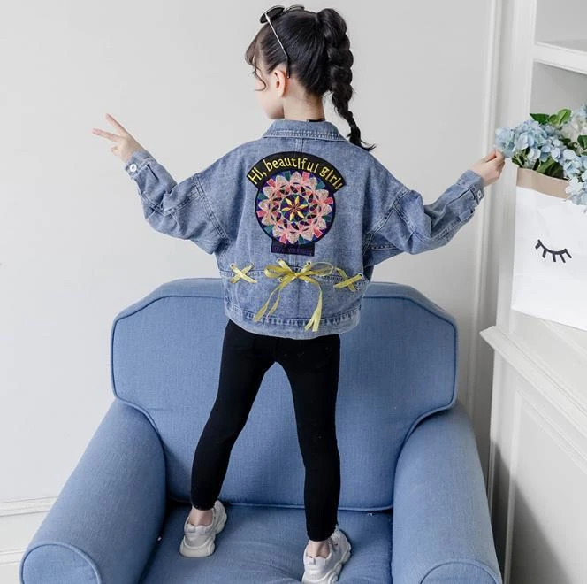 Veste en jean décontractée avec broderies florales au dos